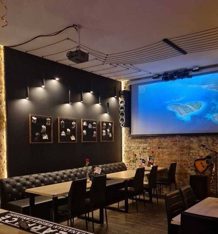 Devren Kiralık – Varşova Praga-Północ’ta Karlı Burger Pub / Karaoke Mekânı (Ząbkowska Caddesi, Koneser Bölgesi) 6