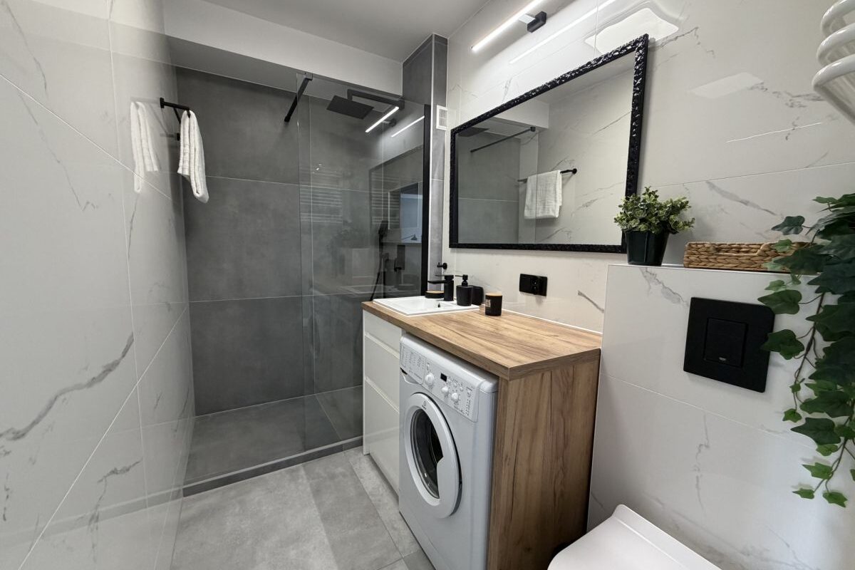 Sunny 1-Bedroom Apartment for Rent in Gocław, Warsaw Balcony 6