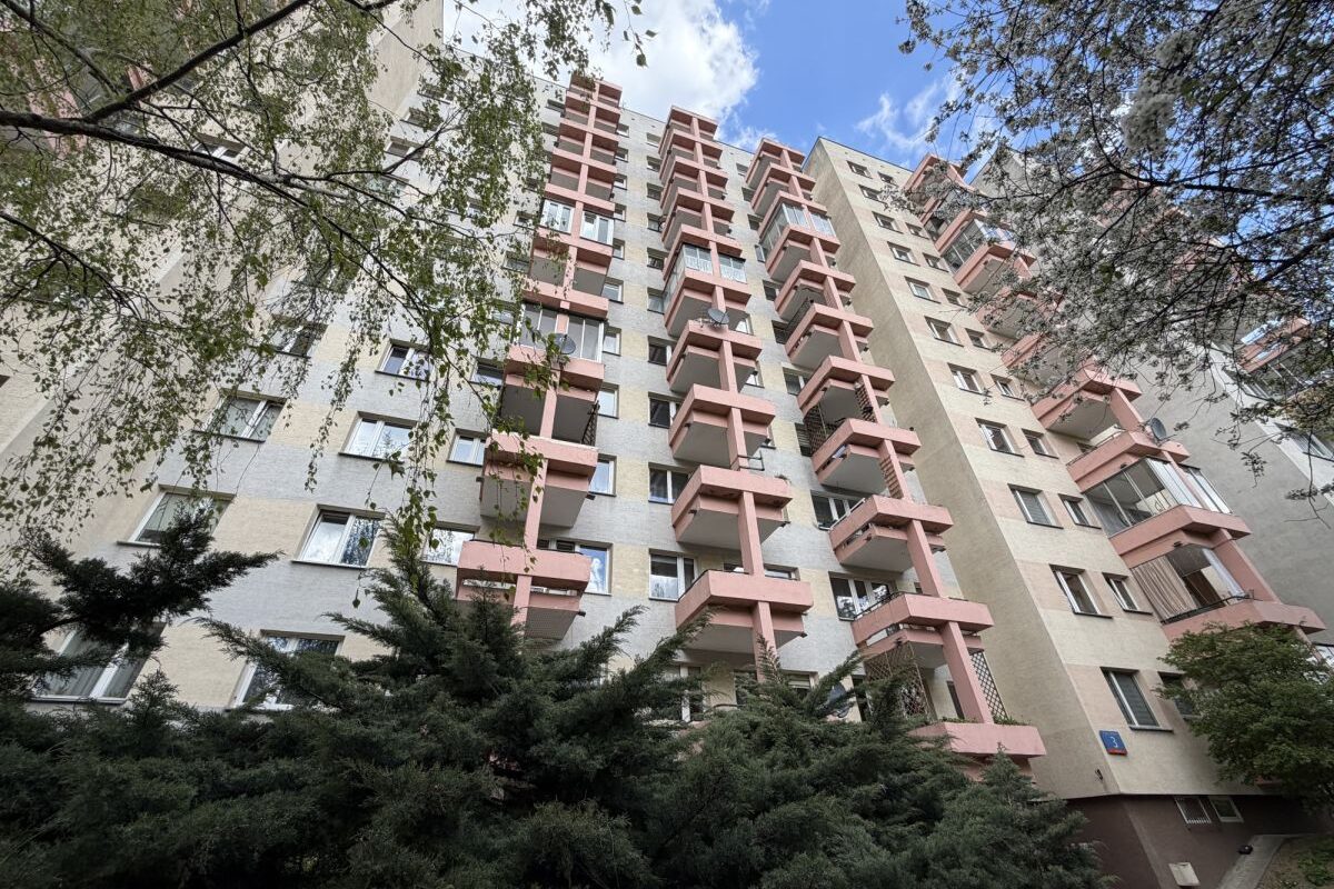 Sunny 1-Bedroom Apartment for Rent in Gocław, Warsaw Balcony