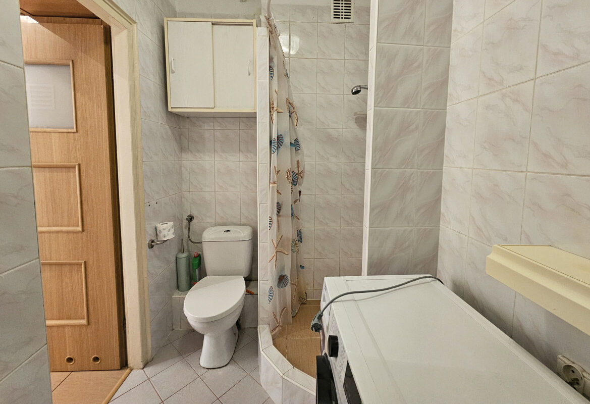 Sunny Studio Apartment with Separate Kitchen & Balcony for Sale in Ursus, Warsaw 5