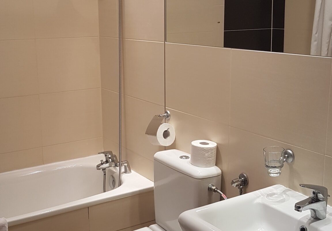 Fully Furnished Studio Apartment for Rent in Warsaw 7