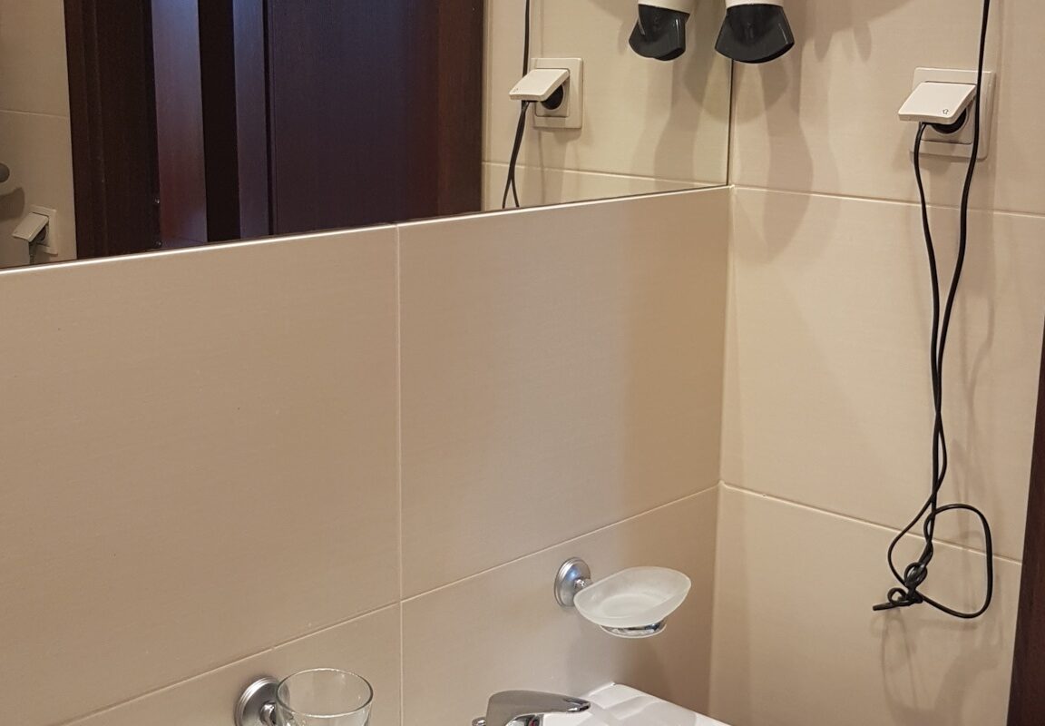 Fully Furnished Studio Apartment for Rent in Warsaw 5