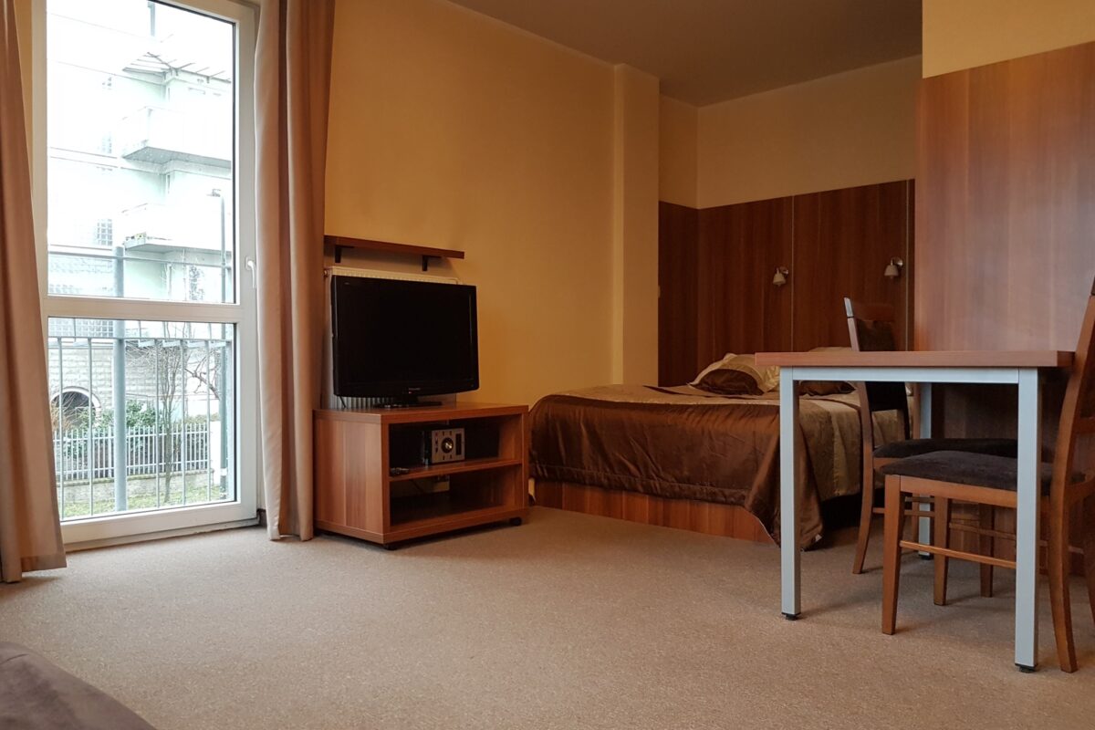 Fully Furnished Studio Apartment for Rent in Warsaw 3