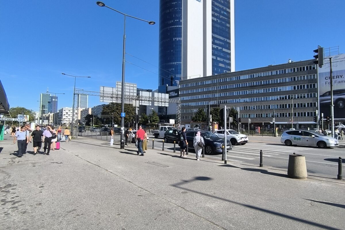 VARŞOVA MERKEZİNDE RESTORAN İŞLETMESİ DEVREN SATILIK